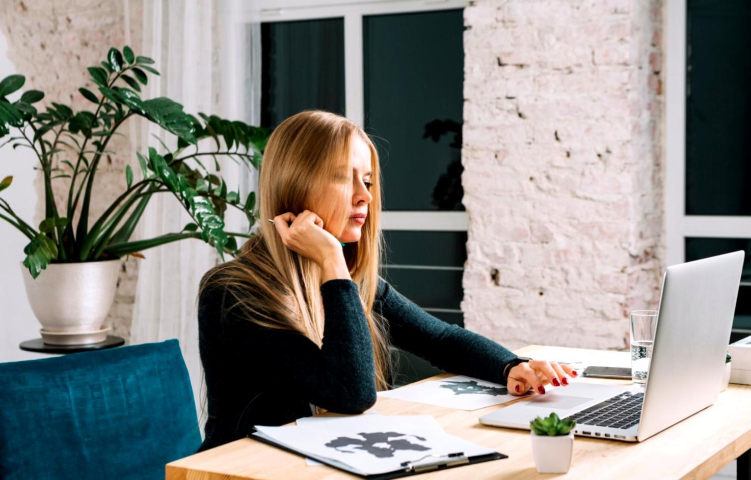 One-on-one financial mentoring session with student reviewing personal budget plan